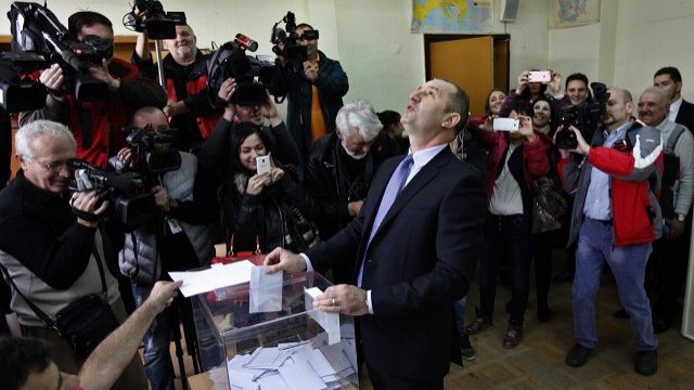 <p>
	Ген. Румен Радев при гласуването днес. &nbsp;<em>Снимка: Олег Попов, Investor Media Group</em></p>
