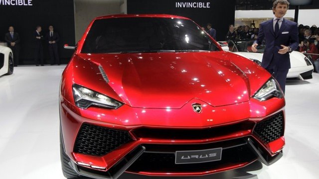 <p>
	Стефан Винкелман представя концепцията Urus по време на автосалона в Пекин през 2012 г.<em> Снимка: Ройтерс </em></p>
