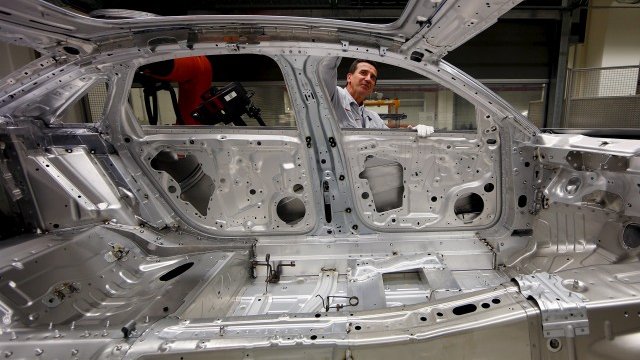 <p>
	Служител на&nbsp;Audi работи над асемблирането на Audi A8 във фабриката на компанията в Некарсулм.<em> Снимка: Ройтерс&nbsp;</em></p>
