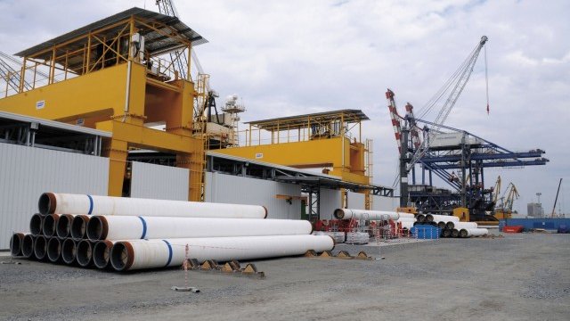<p>
	Италианската компания Saipem докара част от тръбите за газопровода в Бургас.<em> Снимка: South Stream Transport</em></p>
