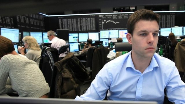 <p>
	Трейдър на пода във Франкфурт.&nbsp;<em>Снимка: Hannelore Foerster/Bloomberg *** Local Caption *** Allan Klein</em></p>
