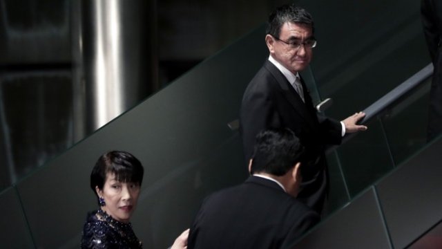 <p>
	Таро Коно (горе вдясно) и Санае Такаичи (долу вляво). <em>Снимка:&nbsp;Kiyoshi Ota/Bloomberg</em></p>
