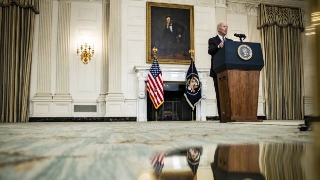 <p>
	Байдън по време на посветената на новите мерки пресконференция. <em>Снимка: Samuel Corum/Bloomberg</em></p>
