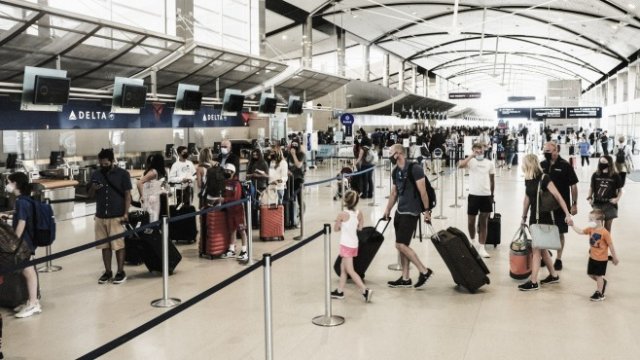 <p>
	Пътници пристигат на летището в Детройт. <em>Снимка: &nbsp;Matthew Hatcher/Bloomberg</em></p>
