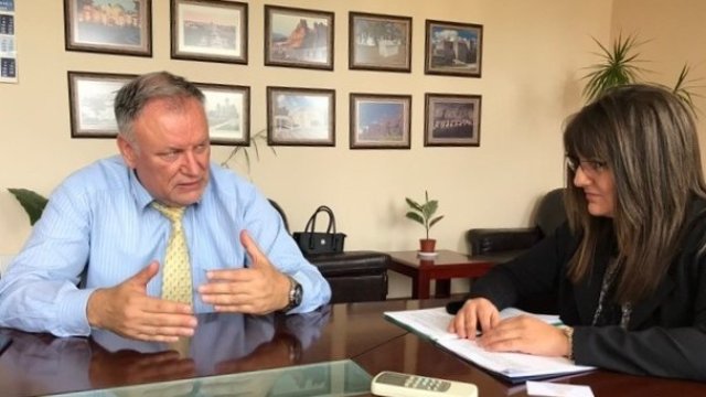 <p>
	Председателят на ДАМТН Петър Горновски по време на срещата с областния управител на Видин Албена Георгиева. <em>Снимка: ДАМТН</em></p>
