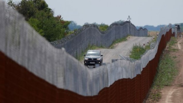 <p>
	Войници патрулират по унгарско-сръбската граница.<em> Снимка: Архив Ройтерс</em></p>
