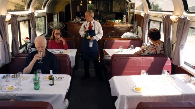 <p>
	Спасената от данъкоплатците Amtrak губи десетки милиони долари годишно от храната и напитките, които предлага. <em>Снимка: Ройтерс</em></p>
