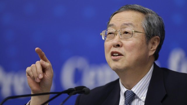 <p style="text-align: justify;">
	Гувернорът Жоу&nbsp;Сяочуан нееднозначно даваше сигнали за намерението си да либерализира финансовите пазари и да позволи на юана да се търгува по-свободно. <em>Снимка: Ройтерс</em></p>
