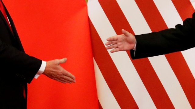 <p>
	Ще могат ли САЩ и Китай да си стиснат ръцете? <em>Снимка: Архив Ройтерс</em></p>
