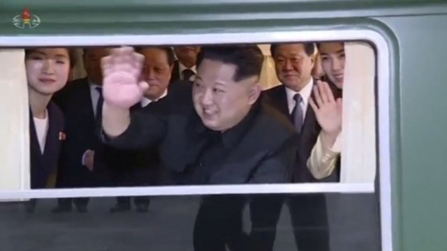 <p>
	Ким-Чен ун по време на посещението си в Китай. <em>Снимка: Ройтерс</em></p>
