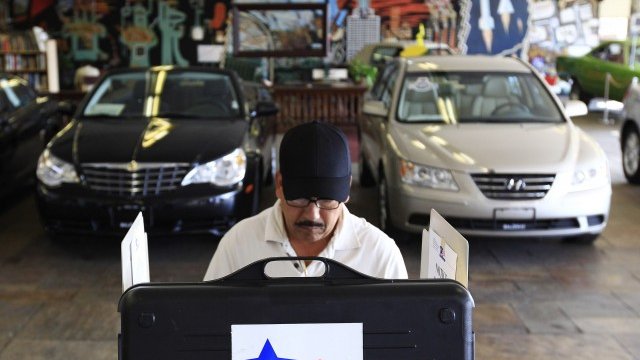 <p>
	Новите автомобили не се задържат дълго в щатските автосалони. <em>Снимка: Ройтерс</em></p>
