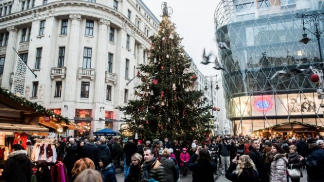<p>
	&bdquo;Разходите за крайното потребление на домакинствата имат силно позитивен принос за ръста на БВП и двете зони &ndash; по съответно 2,1 и 2 процентни пункта&ldquo;, пишат в публикацията си от Евростат.&nbsp;<em>Снимка:&nbsp;Akos Stiller/Bloomberg</em></p>
