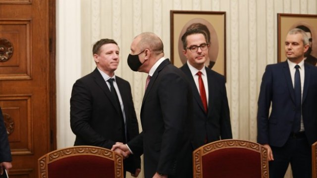 <p>
	Представителите на &quot;Възраждане&quot; отидоха на консултациите при държавния глава без маски. <em>Снимка: БГНЕС</em></p>
