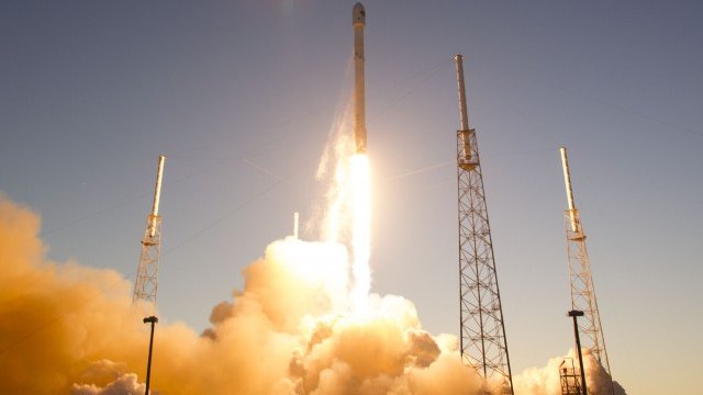 <p>
	Ракетата Falcon 9. <em>Снимка: Ройтерс</em></p>
