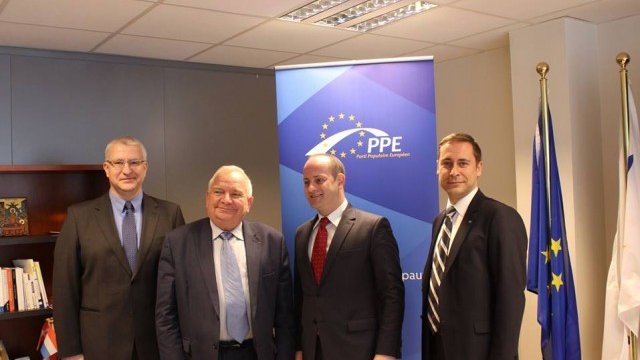 <p>
	Евродепутатът Светослав Малинов, председателят на парламентарната група на ЕНП Жозеф дол, председателят на ДСб Радан Кънев и депутатът от РБ Борис Станимиров. <em>Снимка: профилът във Facebook на Радан Кънев</em></p>
