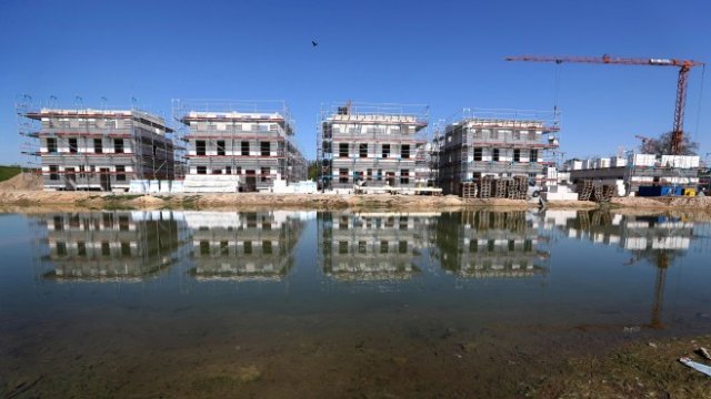 <p>
	Строеж на фамилни къщи в Ханау, до Франкфурт. <em>Снимка: Архив Ройтерс</em></p>
