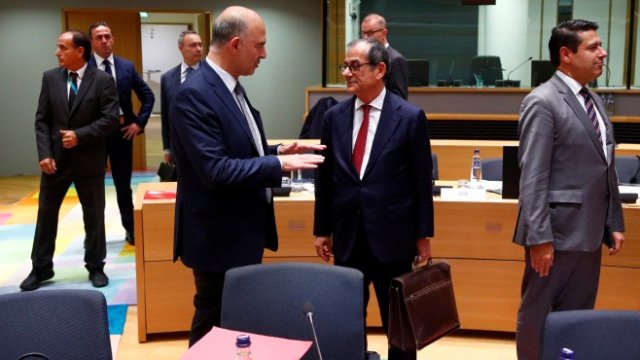 <p>
	Джовани Триа (в средата) разговаря с европейския комисар по икономическите въпроси Пиер Московиси по време на днешната среща на финансовите министри в Брюксел. <em>Снимка: Ройтерс&nbsp;</em></p>
