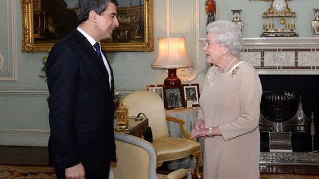 <p>
	Росен Плевнелиев разговаря с Нейно величество Елизабет Втора &ndash; кралица на Обединеното кралство Великобритания и Северна Ирландия. <em>Снимка: Getty Images</em><span style="display: block; padding: 0px 0px 4px 0px; color: #3F3F3F; font-size: 10px; line-height:14px;"> </span></p>
