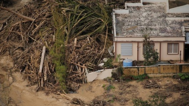 <p>
	Разрушени къщи в Пуерто Рико. <em>Снимка: Ройтерс</em></p>
