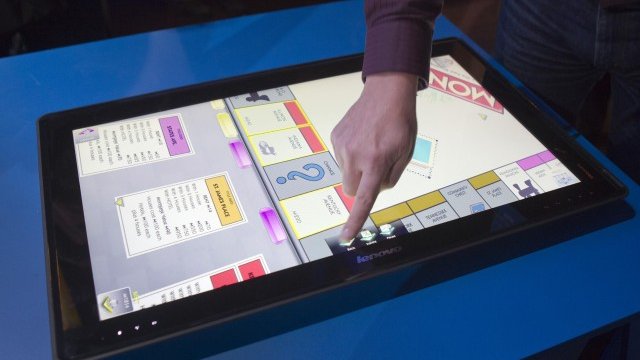 <p>
	Новият огромен &quot;Тable-PC&quot; на китайците позволява игри за цялото семейство. <em>Снимка: Ройтерс</em></p>
