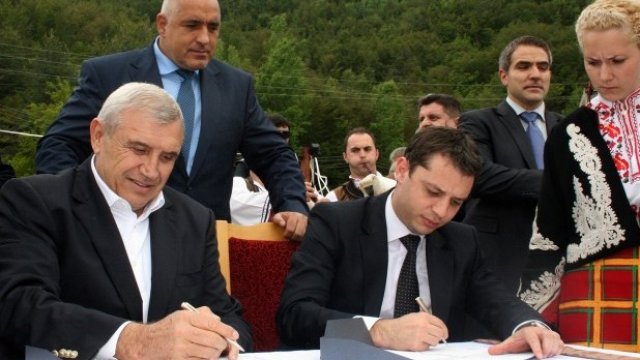 <p>
	<em style="color: rgb(102, 102, 102); font-family: Arial, non-serif; font-size: 13px; line-height: 20px;">През лятото на 2012 година министърът на икономиката Делян Добрев (дясно) и Николай Вълканов подписаха договор за предоставяне на концесия за добив на оловно-цинкови руди. Снимка: БТА</em></p>
