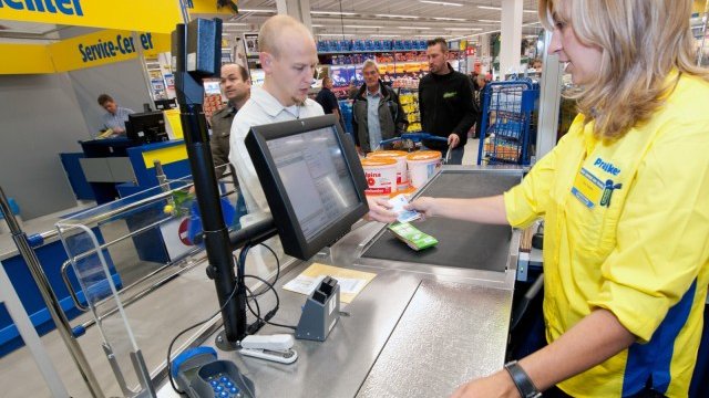 <p>
	15 000 служители на компанията вече се отказаха доброволно от 5% от заплатите си. <em>Снимка: Praktiker</em></p>
