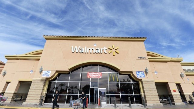 <p style="text-align: justify;">
	Присъствието на Wal-Mart в Канада ще се изразява чрез 395 магазина до края на януари 2015 г. <em>Снимка: Ройтерс</em></p>
