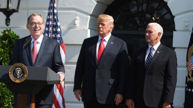 <p>
	Икономическият съветник на Белия дом Кевин Хасет (вляво). <em>Снимка: Ройтерс</em></p>
