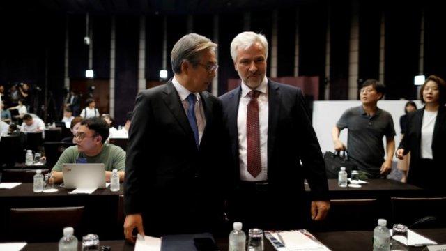 <p>
	<em>Ким Хьо-Чу, председател на BMW за Южна Корея и вицепрезидентът на отдела по контрол на качеството към BMW Йохан Ебенбихер по време на пресконференция в Сеул,&nbsp;Снимка: Ройтерс</em></p>
