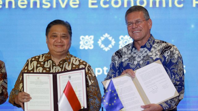 Аирланга Хартарто и Марош Шефчович. Снимка: EPA/MADE NAGI 