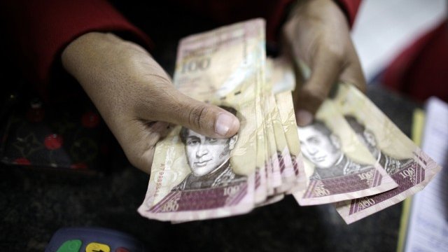 <p style="text-align: justify;">
	Каракас затяга валутните ограничения в опит да пребори високата инфлация. <em>Снимка: Ройтерс</em></p>
