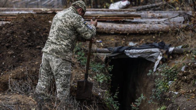 Украински войник копае окоп в северната част на Херсонска област. Снимка:  EPA/HANNIBAL HANSCHKE  KHERSON
