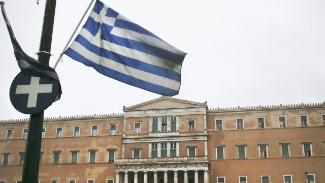 <p>
	През тази седмица Гърция трябва да изплати два кредитни транша към Международният валутен фонд (МВФ), които са за почти 1 млрд. евро. <em>Снимка: Ройтерс</em></p>
