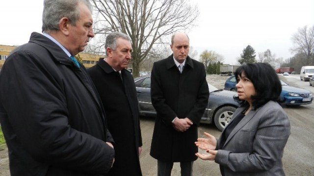 <p>
	Енергийният министър Теменужка Петкова разговаря с ръководството на &quot;Видахим&quot;. Снимка: <em>Министерство на енергетиката</em></p>
