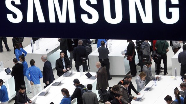 <p>
	Южнокорейският гигант се цели в OLED технологиите от следващо поколение. <em>Снимка: Ройтерс</em></p>
