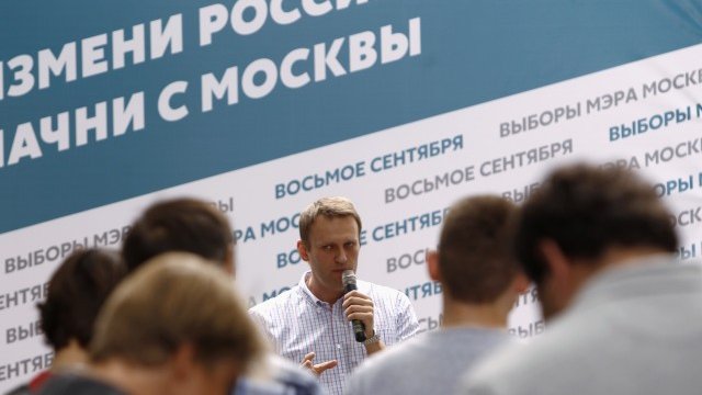 <p>
	Навални сред свои поддръжници<em>. Снимка: Ройтерс</em></p>
