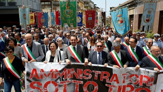 <p>
	Протест срещу мафията в Италия. <em>Снимка: Ройтерс</em></p>

