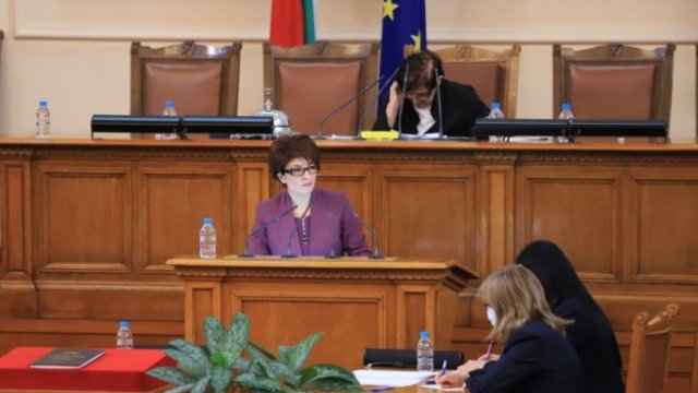 <p>
	Десислава Атанасова на парламентарната трибуна в първия ден на новото Народно събрание. <em>Снимка: БГНЕС/Гергана Костадинова</em></p>
