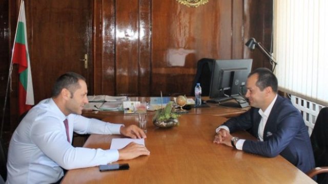 <p>
	Александър Манолев (вляво) и кметът на Враца Калин Каменов.<em> Снимка: МИ</em></p>
