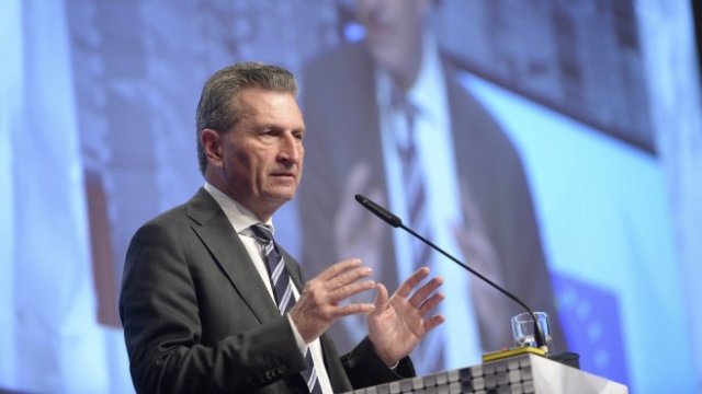 <p>
	<em>Гюнтер Йотингер. Снимка: Архив Ройтерс</em></p>
