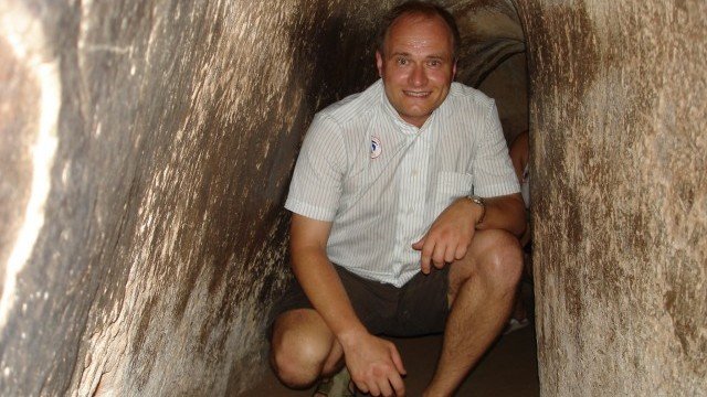 <p>
	Огнян Николов във Виетнам в тунелите Ку Чи, които са построени от партизаните по време на войната в страната. <em>Снимка: Личен архив</em></p>
