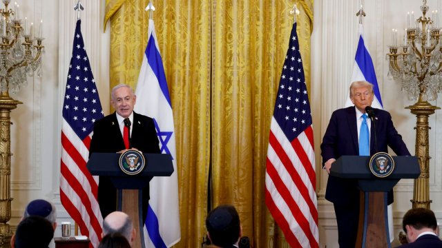 Премиерът на Израел Бенямин Нетаняху (вляво) и президентът на САЩ Доналд Тръмп (вдясно) на пресконференция след срещата им във Вашингтон. Снимка: Bloomberg LP