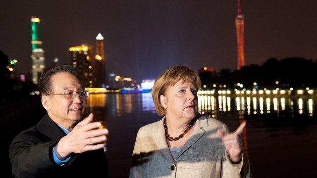 <p>
	Уън Дзябао и Ангела Меркел по време на срещата им миналата седмица. <em>Снимка: Ройтерс</em></p>
