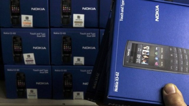 <p>
	Nokia е лидер при конвенционалните мобилни телефони, но Apple води надпреварата на пазара на смартфони. <em>Снимка: Ройтерс</em></p>

