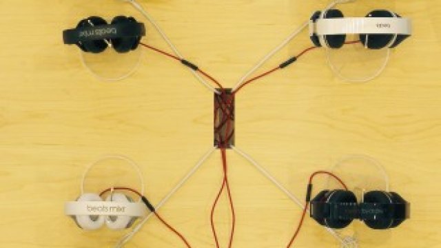 <p>
	Само преди броени дни Apple откри нов свой магазин в Барселона. <em>Снимка: Ройтерс</em></p>

