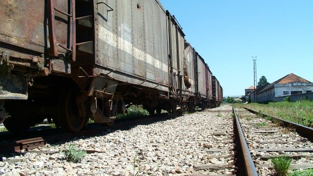 <p>
	Ръждясалите вагони като символ на неясното бъдеще на българските железници. <em>Снимка: sxc.hu</em></p>
