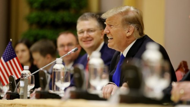 <p>
	Доналд Тръмп след пристигането си във Виетнам. <em>Снимка: Ройтерс</em></p>
