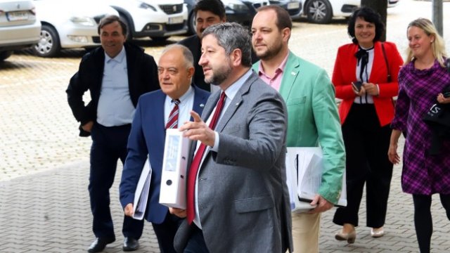 <p>
	&bdquo;Демократична България&rdquo; внесе в ЦИК подписи за регистрация за изборите. <em>Снимка: БГНЕС</em></p>
