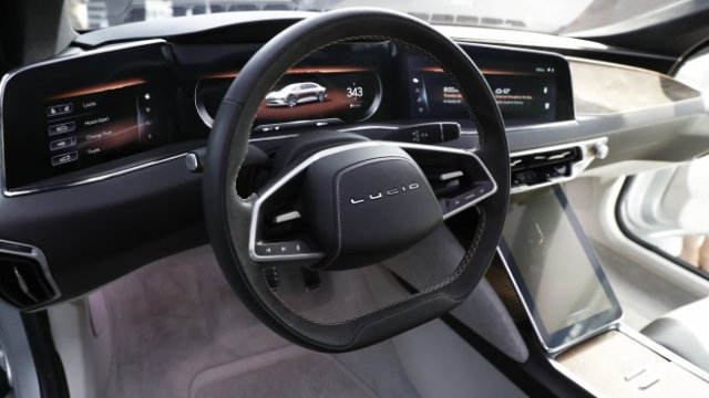 <p>
	Интериорът на Lucid Air. <em>Снимка:&nbsp;EPA/JASON SZENES</em></p>
