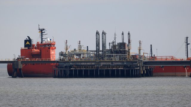 Танкер акостира на газов терминал във Вилхелмсхафен, Германия. Снимка: Bloomberg